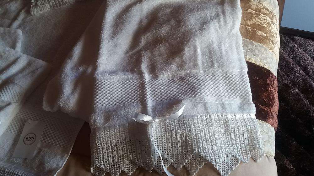 Lindissimas toalhas em algodão e renda feita à mão.