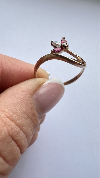 Кольцо золотое с рубином и церконием 585, р.17 вес 1,66 грамм