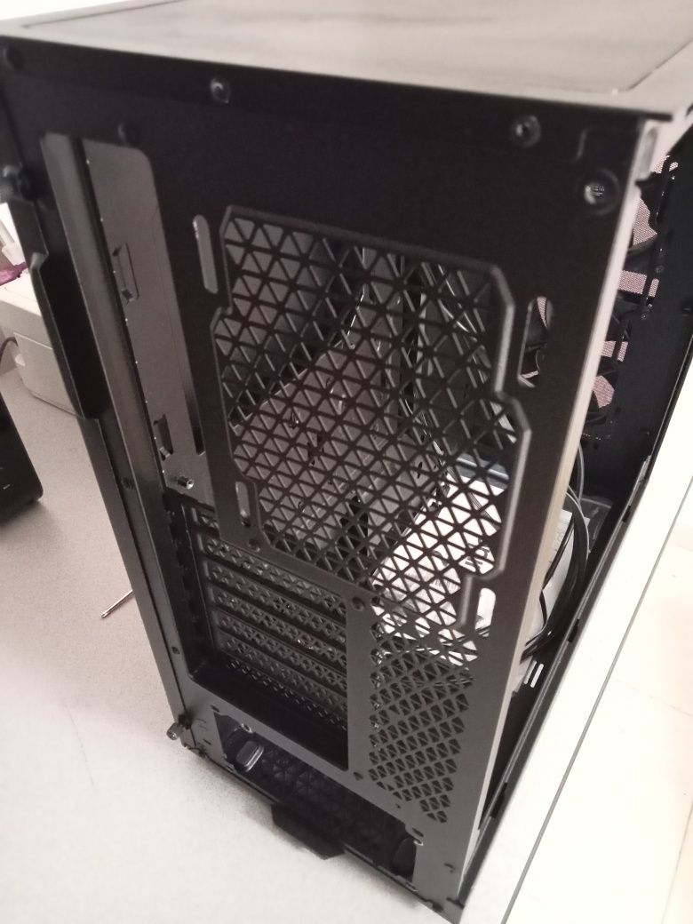 Caixa PC Fractal Design Focus 2 + fonte de alimentação 550w MSI MAG