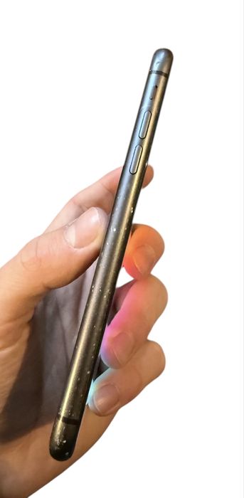 iPhone 11 czarny ze śladami użytkowania stan bardzo dobry 64 GB okazja