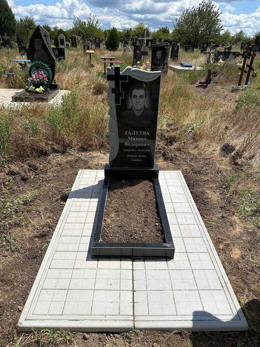 Виготовлення гранітних пам'ятників.Бетонування могил.Плитка.
