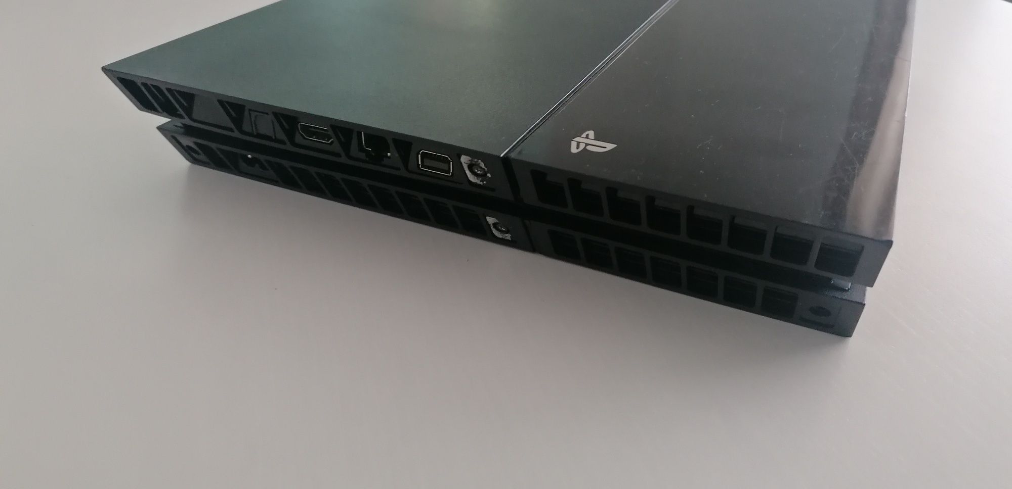 Ps4 + cabo power + cabo HDMI