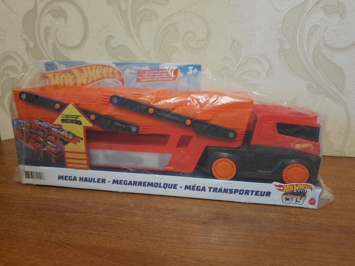 Автовоз Hot Wheels Mega Hauler на 50 машинок GHR48