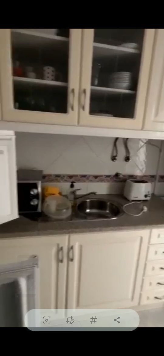 Aluga se quarto em Montegordo para mulher