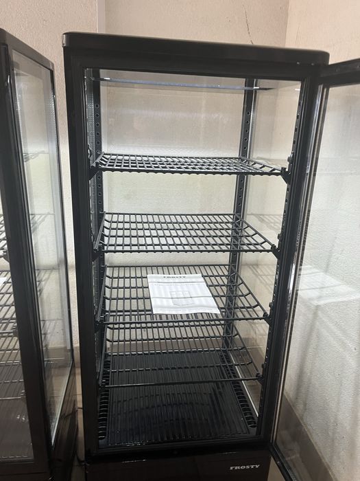 Холодильна Вітрина Обʼєм 98 літрів Frosty Італія