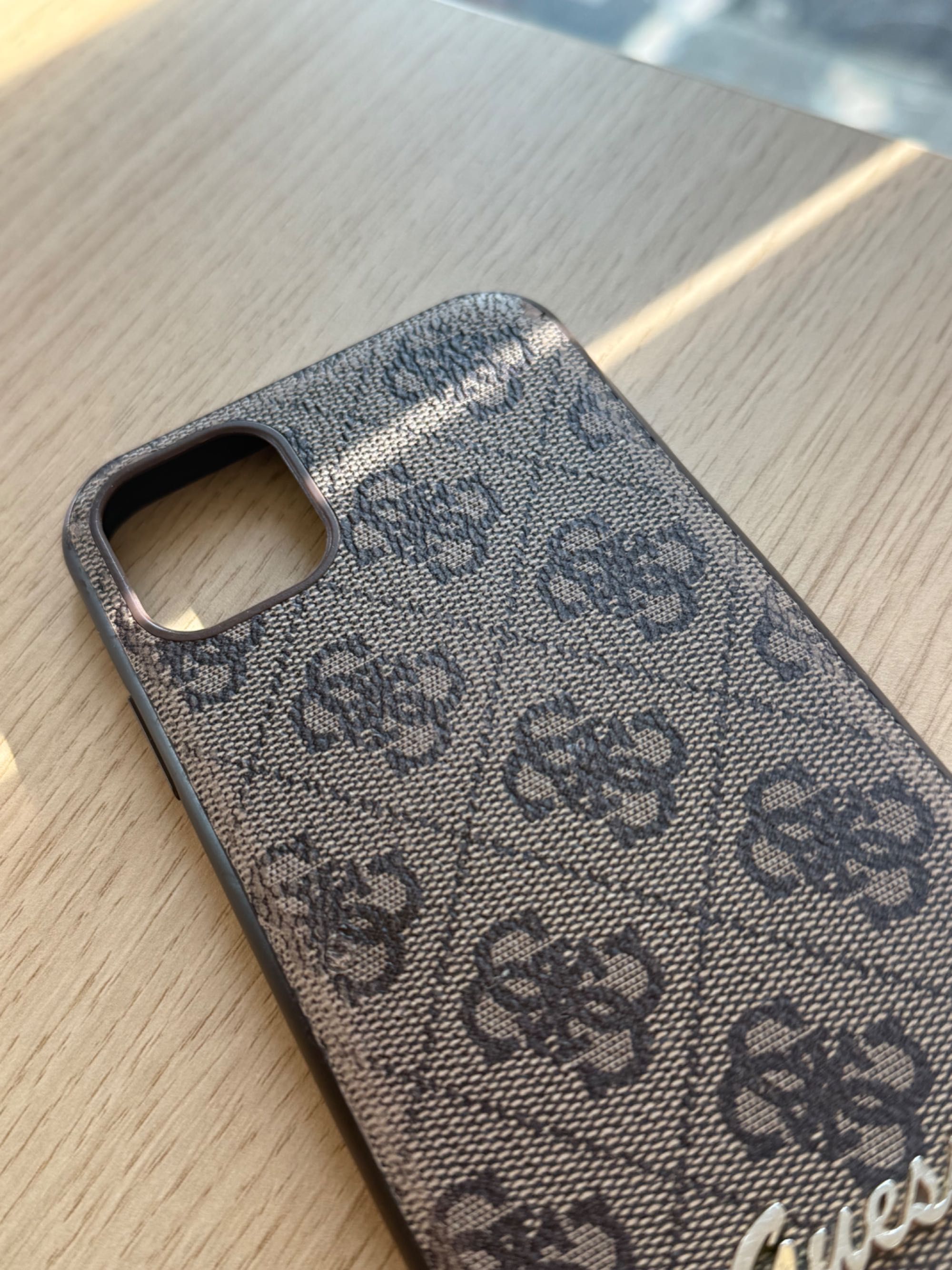 Etui iPhone 11 / XR Guess brązowe monogram