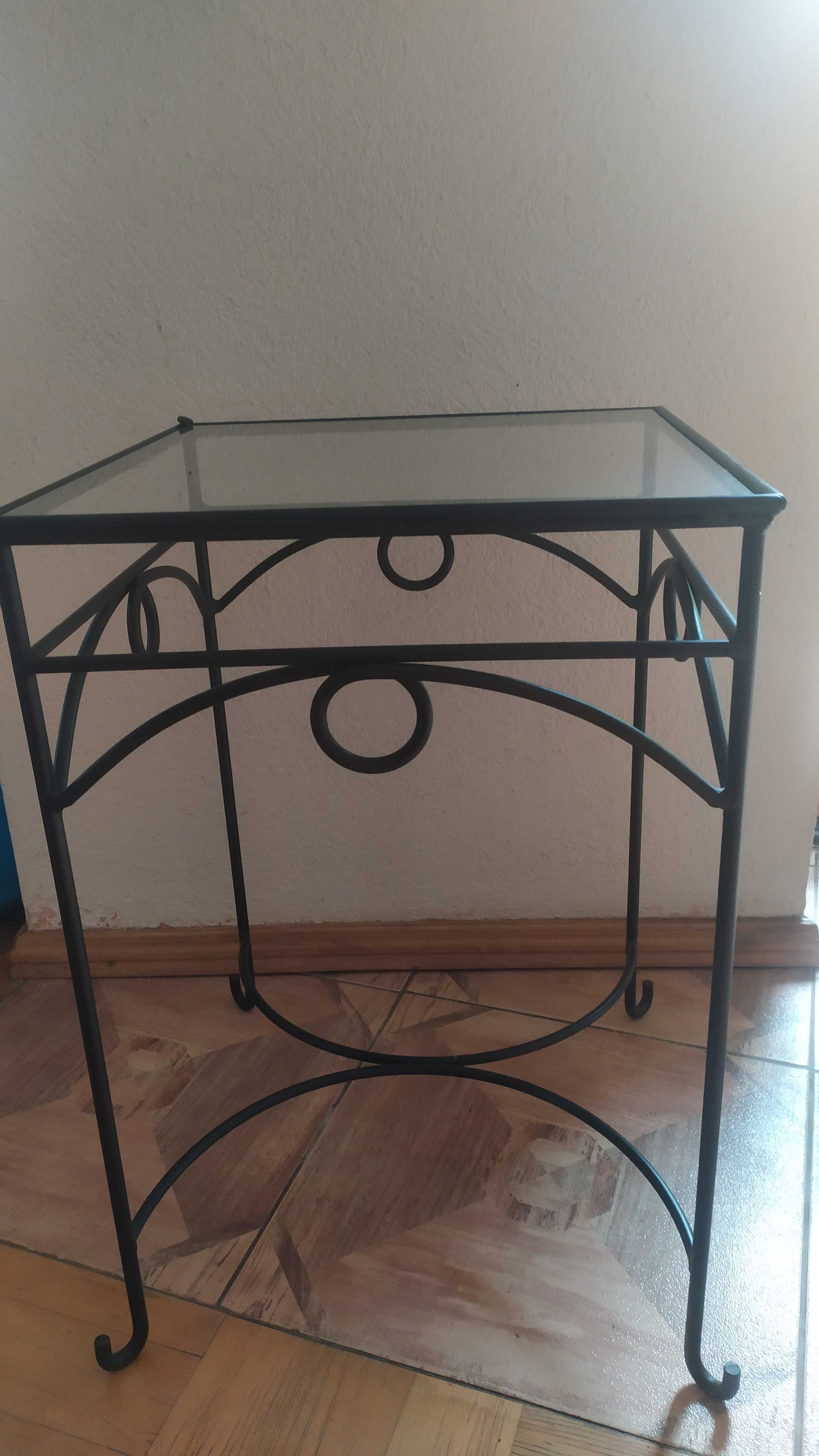 Stolik designerski metalowo-szklany, blat ma 44 cmx44 cm ze szkła