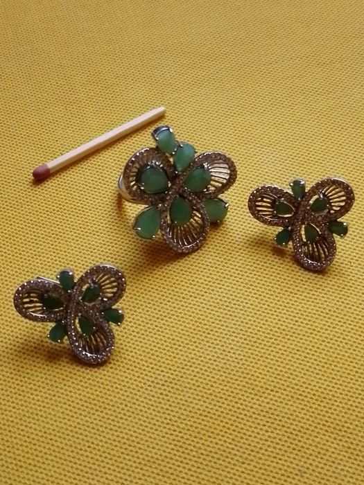 Серебряный комплект-серьги и кольцо.