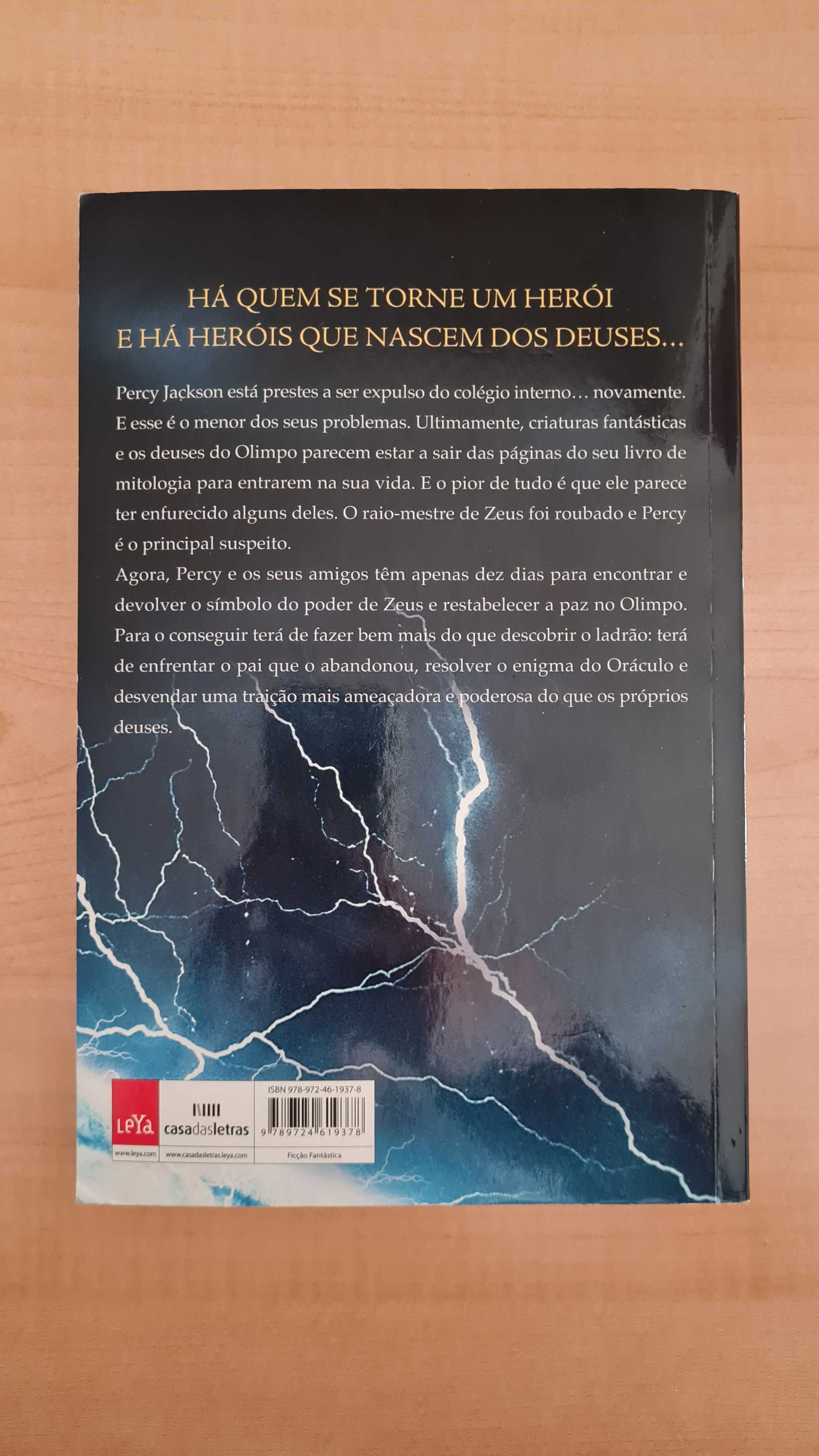 Livro "Percy Jackson e os Ladrões do Olimpo"