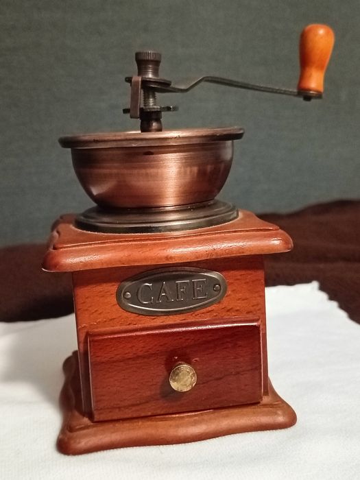 Młynek do kawy, drewniany
