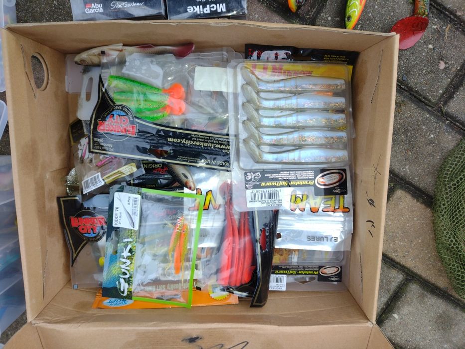 Przynęty spinningowej (gumy, woblery, haki, dozbrojki itd.)