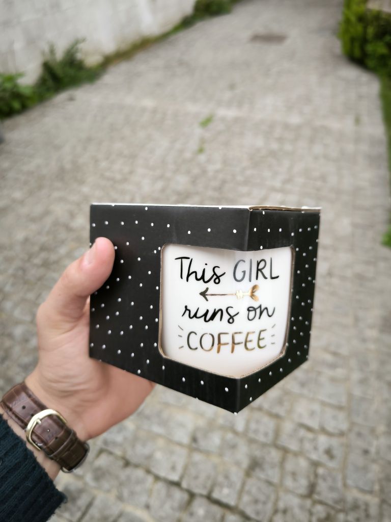 Caneca "This Girl runs on coffe"