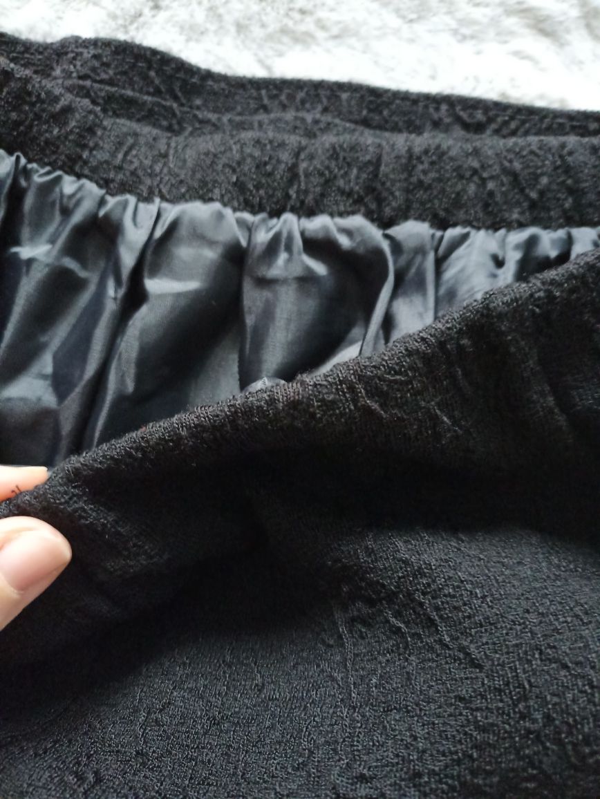 Czarna spódnica na gumce