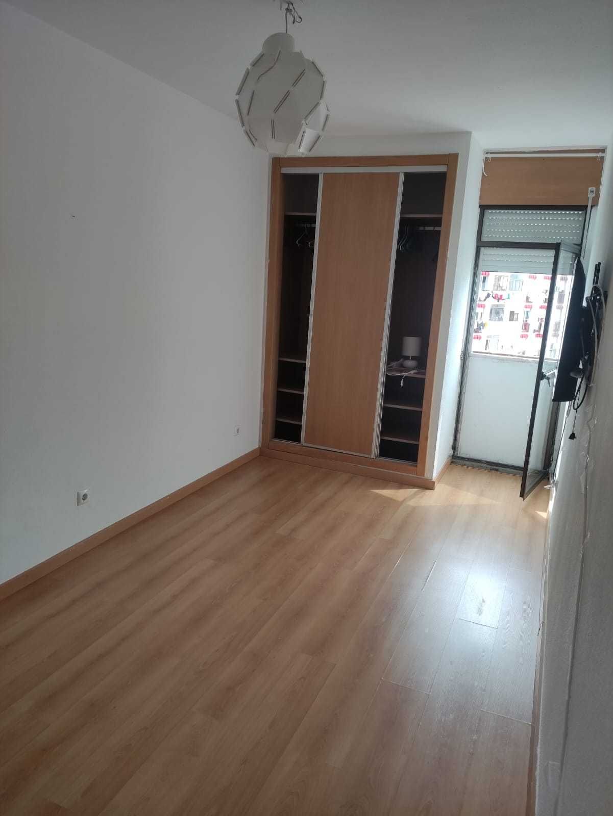 Alugo quarto no Vale da Amoreira para Senhoras