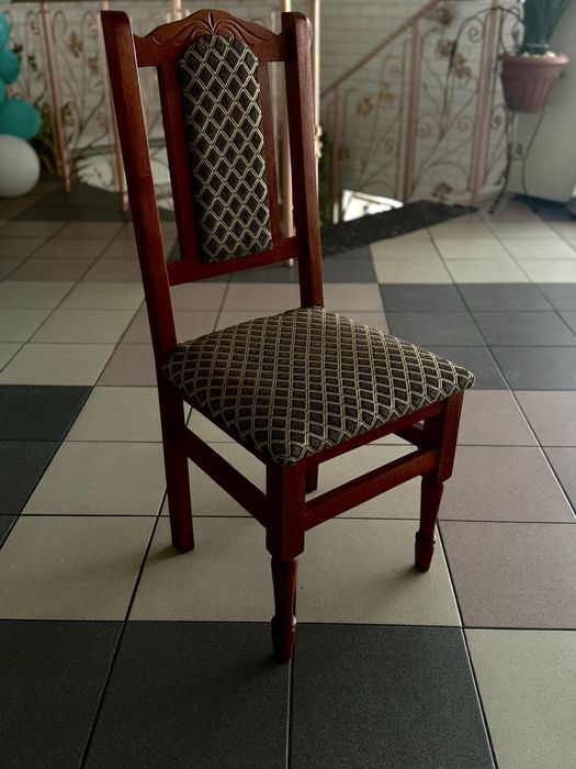 Стільці в чудовому стані дерево і метал