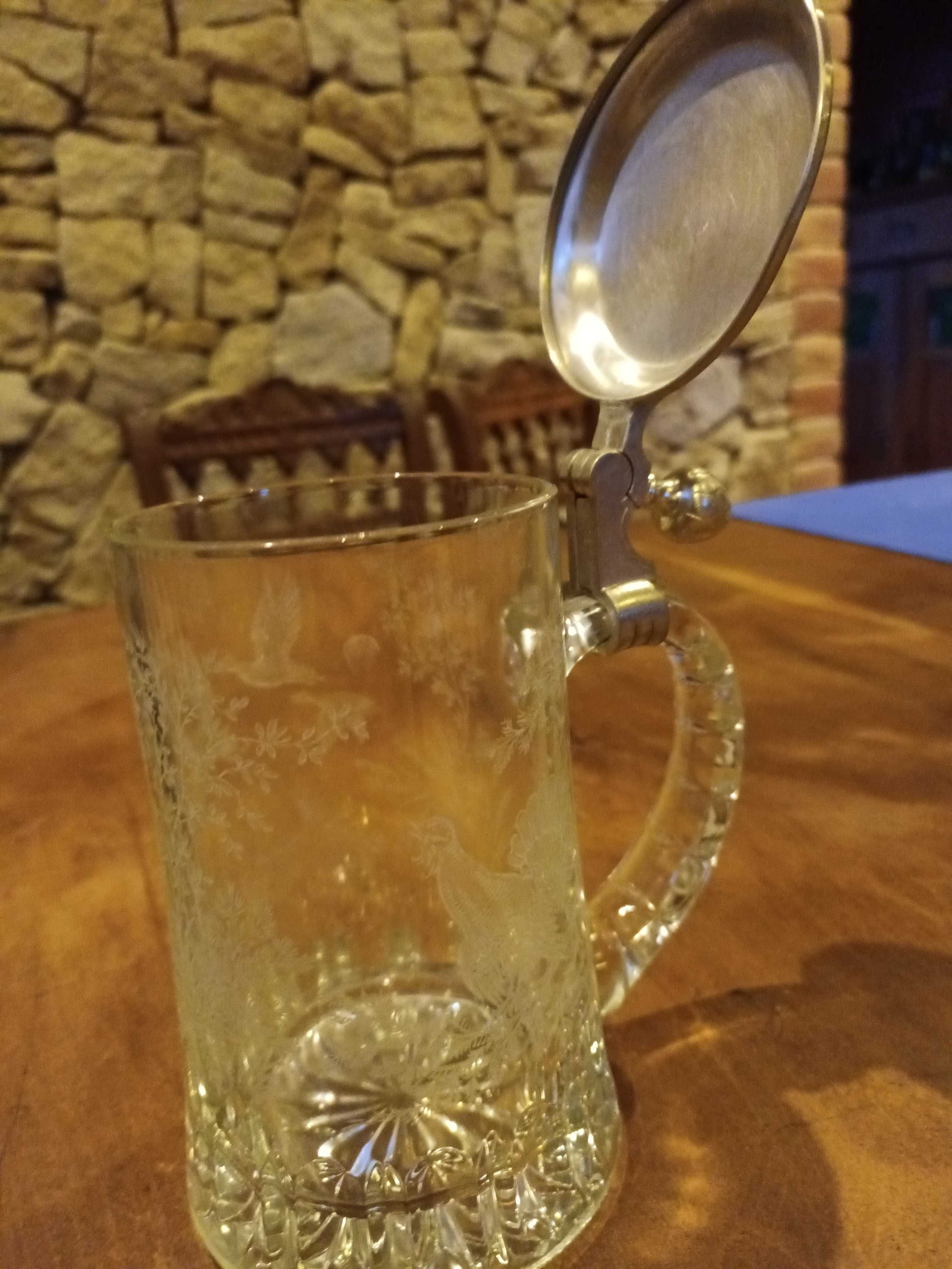 szklany zdobiony kufel do piwa z cynowym deklem