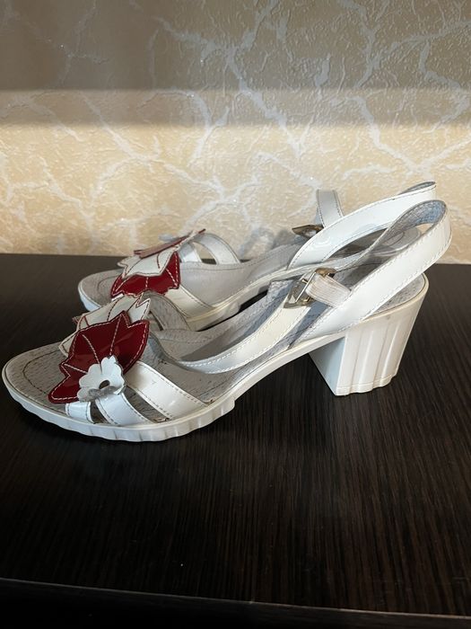 Босоніжки 37 розміру