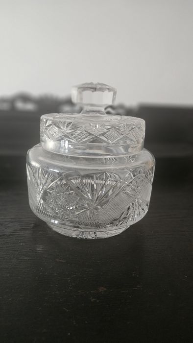 Kruształowe naczynie z pokrywką PRL