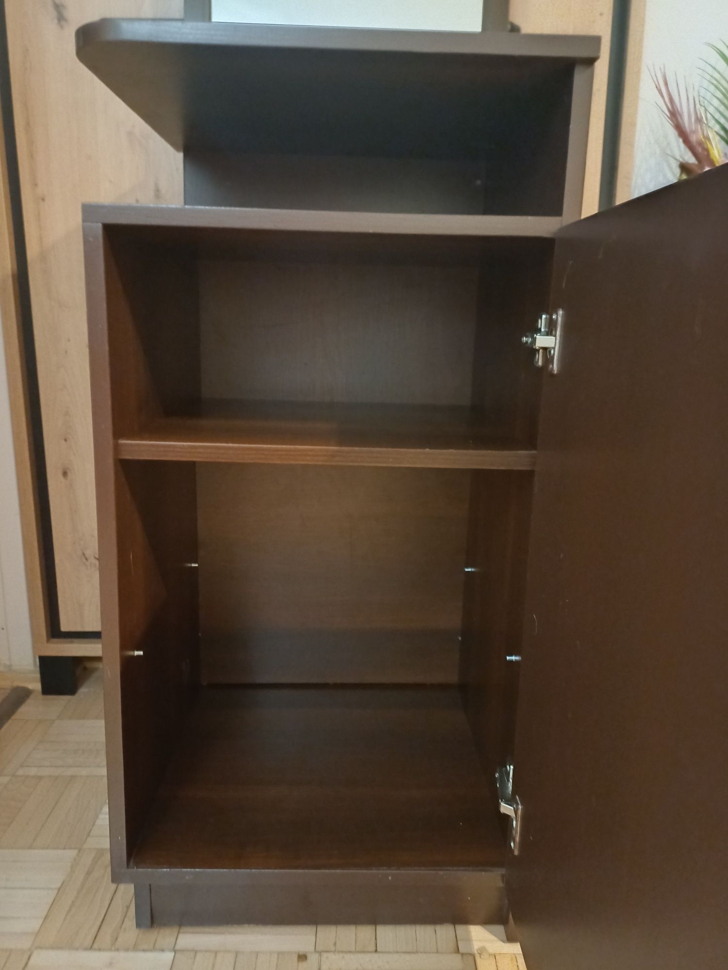 Szafka stojąca brązowa.