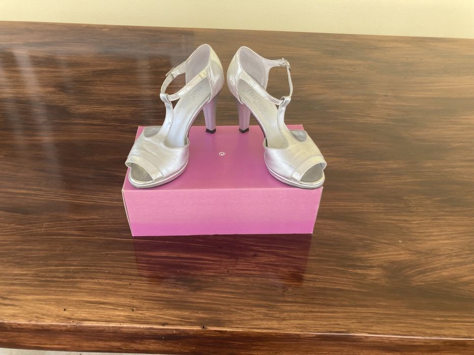 Sandálias tamanho 37