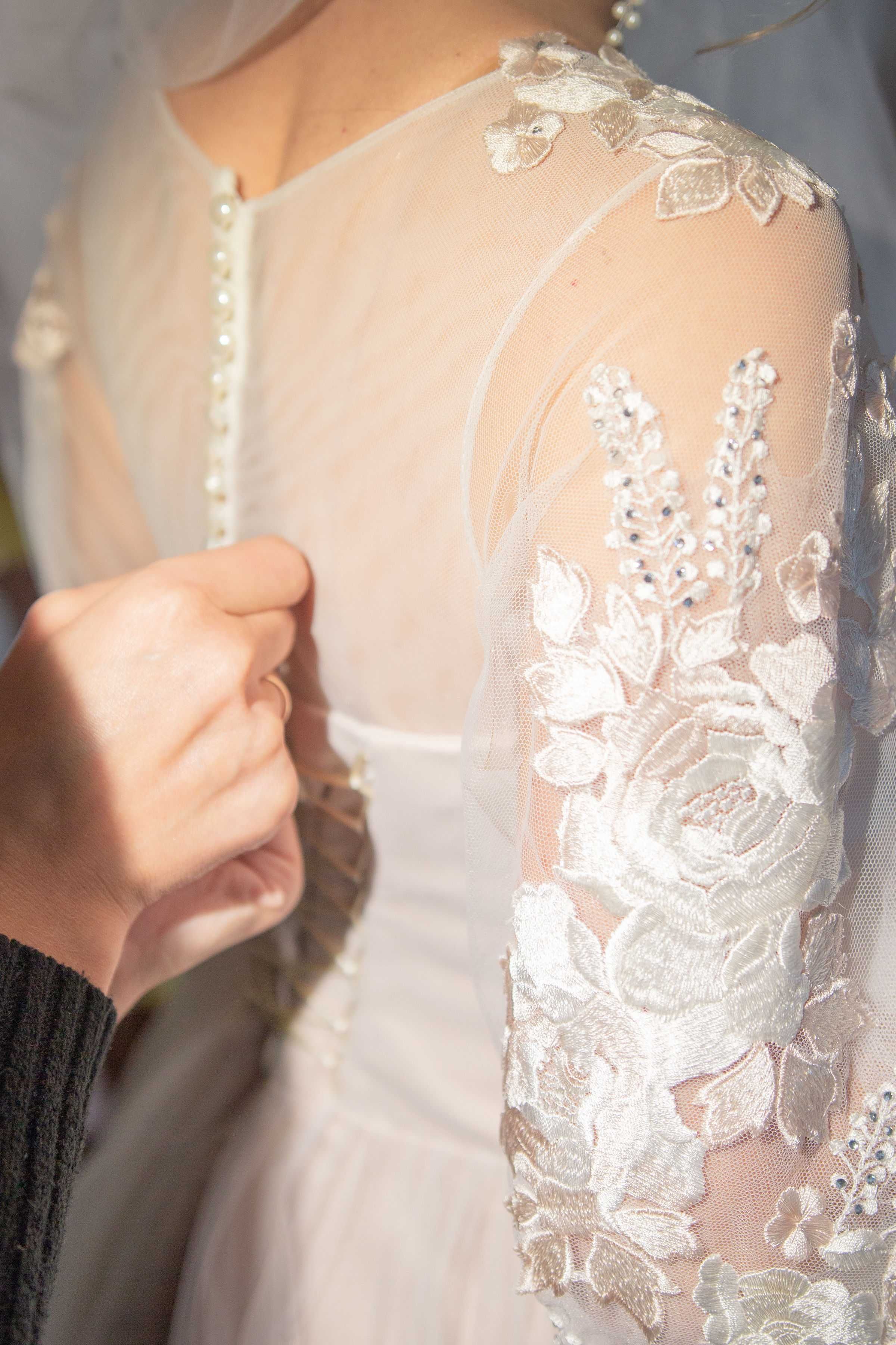Мереживна весільна сукня кольору  айворі