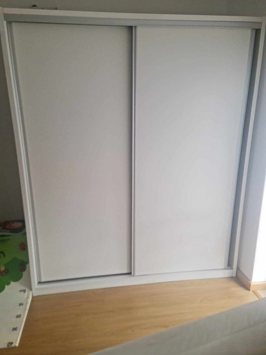 Roupeiro branco portas de correr