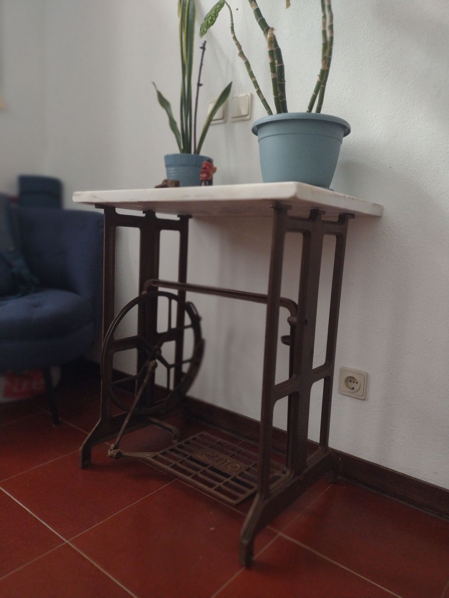 Mesa de costura pés oliva e tampo mármore