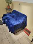 Sofá cama com manta e almofadas incluído