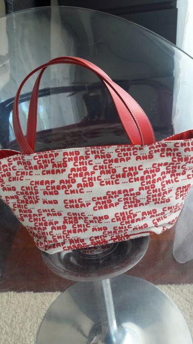 Mala em tons de cor de vinho e beje, de senhora da marca Moschino