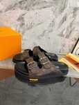 Louis Vuitton Buty, sandaly klapki, skora  od reki 87-09
