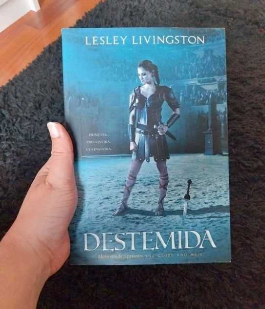 Livro Destemida de Lesley Livingston - Com Portes