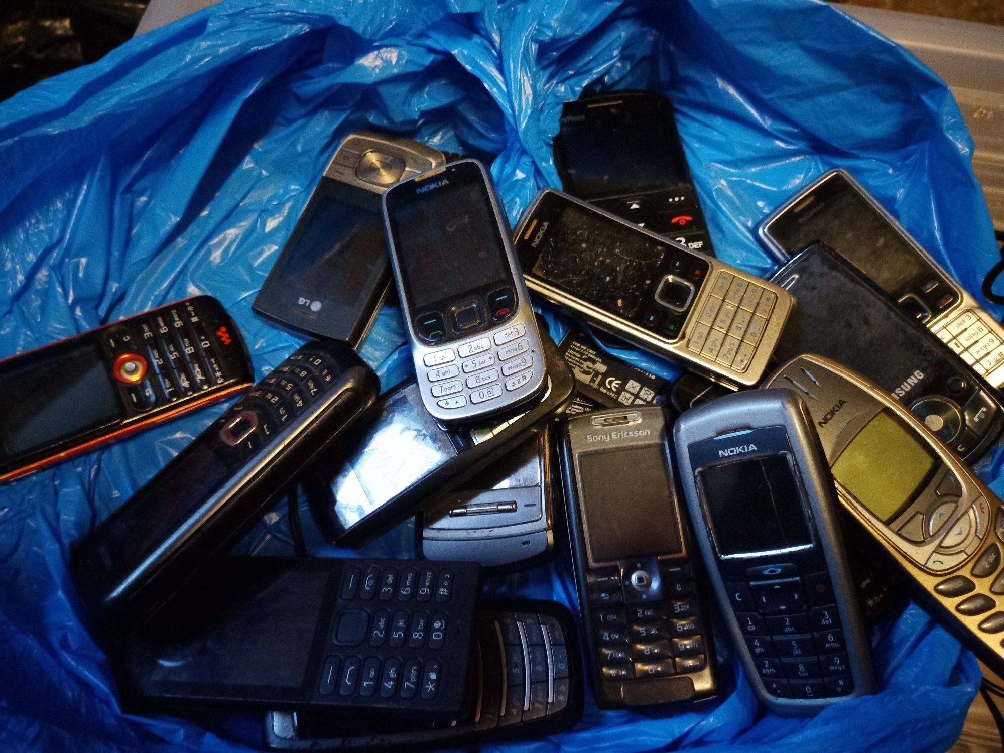 Stare telefony Nokia 6310i i inne