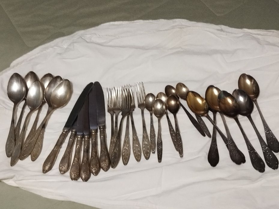 Продам столовый набор из мельхиора СССР 30 шт посеребренный состояние