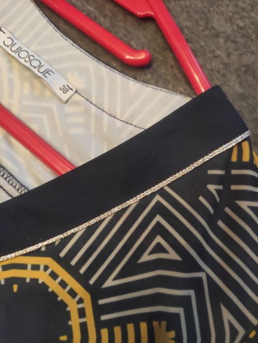 Sukienka w geometryczne wzory Quiosque 38