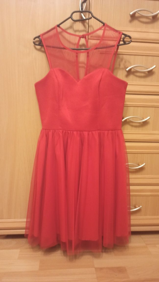 Czerwona sukienka z tiulowym dołem