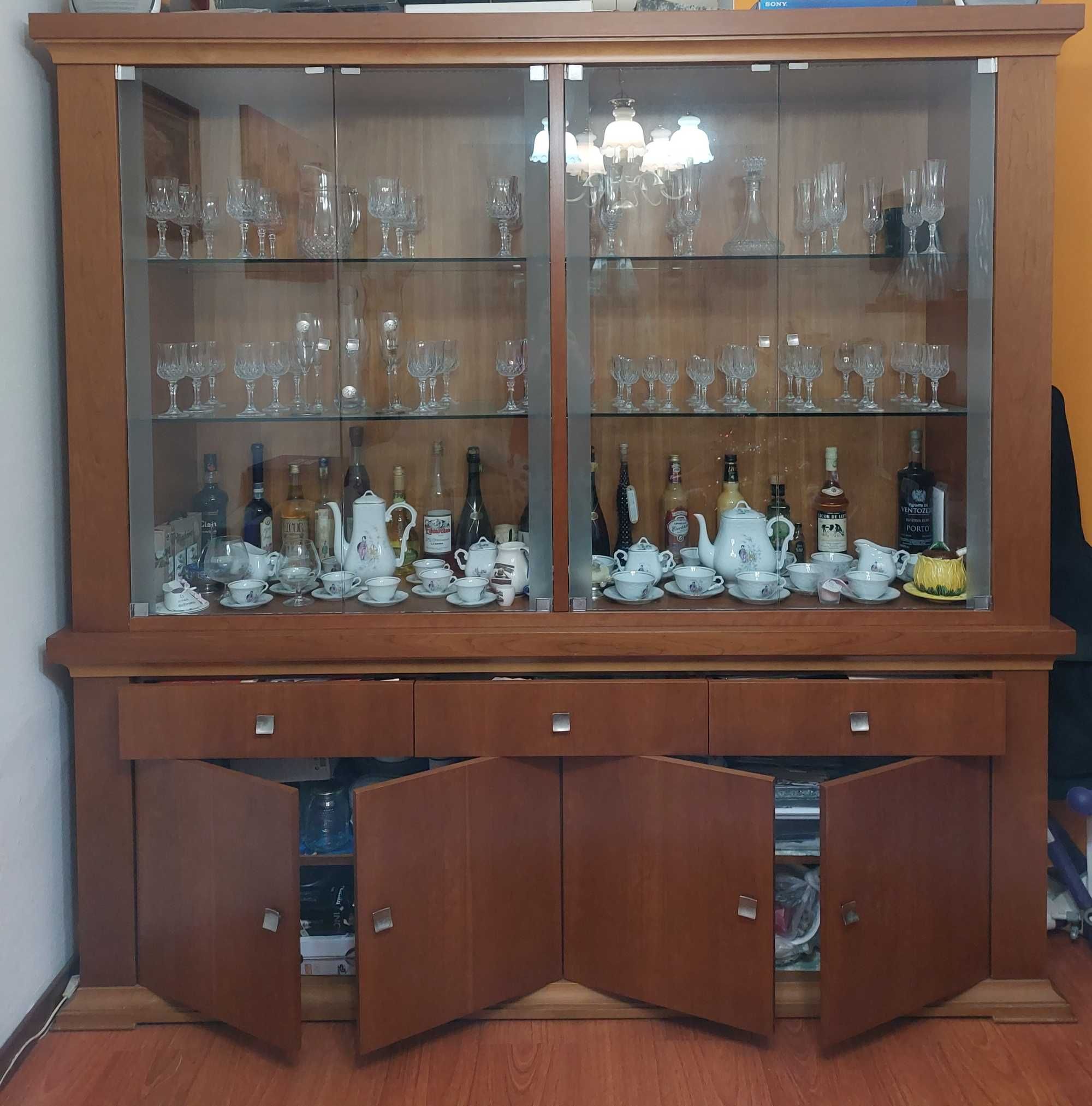 Cristaleira de Madeira Maciça com Iluminação LED – Excelente Estado