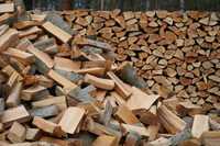 Cięte łupane drewno gotowe do palenia w kominku /piecu