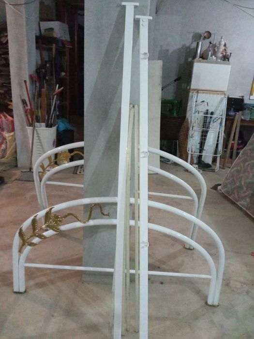 Cama de ferro lacada em branco