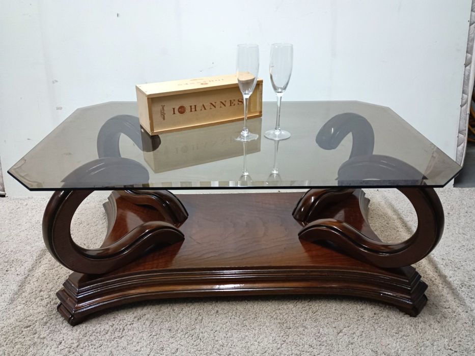 Mesa de centro em madeira de castanho com tampo em vidro . 
Medidas: 9