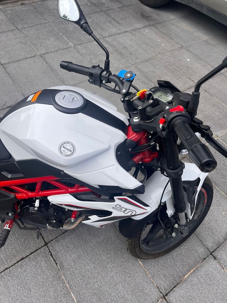 Benelli BN125 com extras