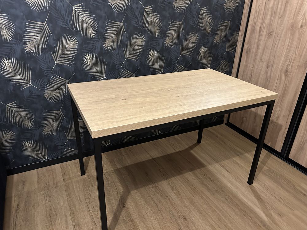Stół stolik na metalowej ramie