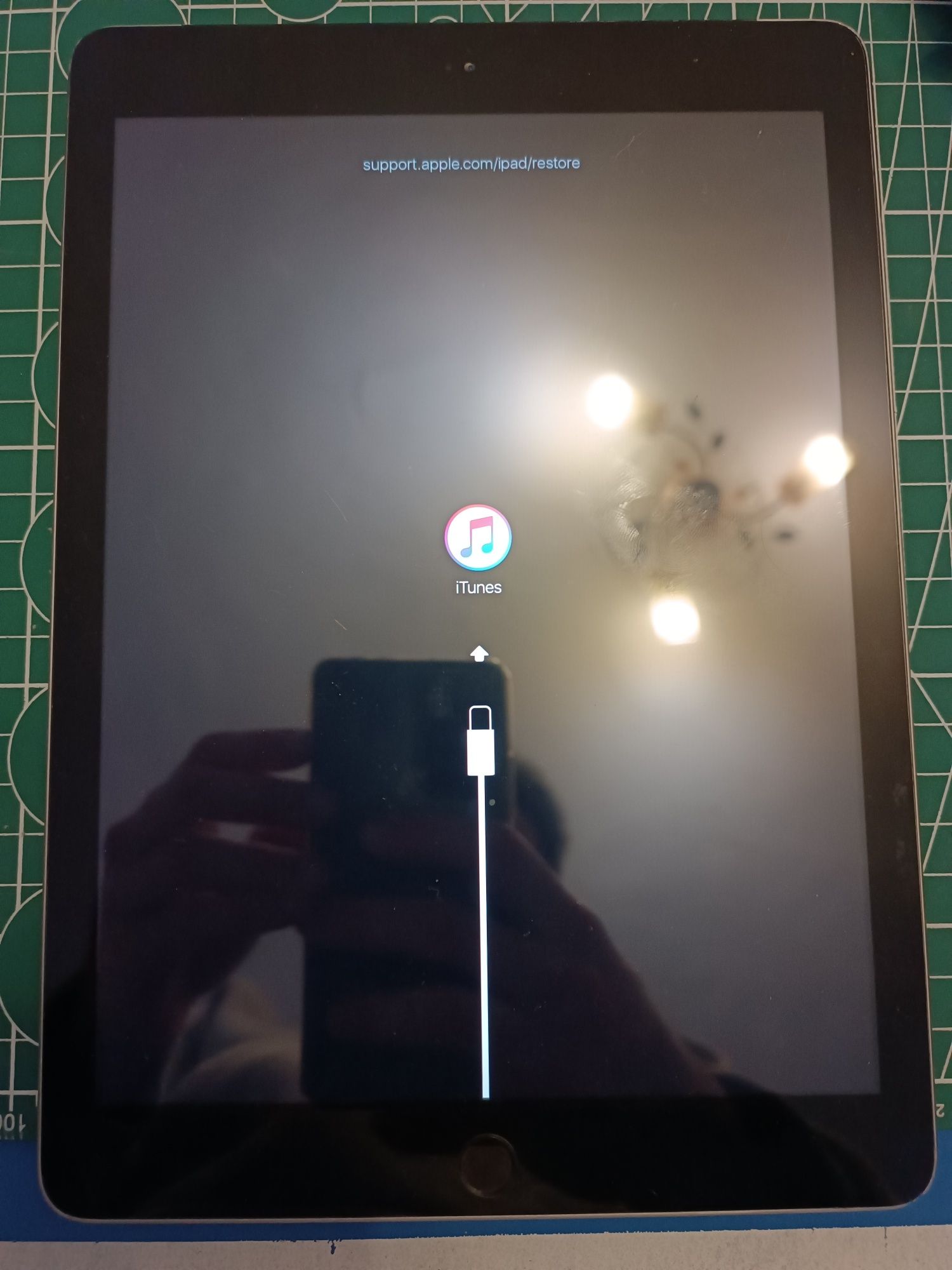 Ipad 9.7 A1823. Включается, висит на яблоке.