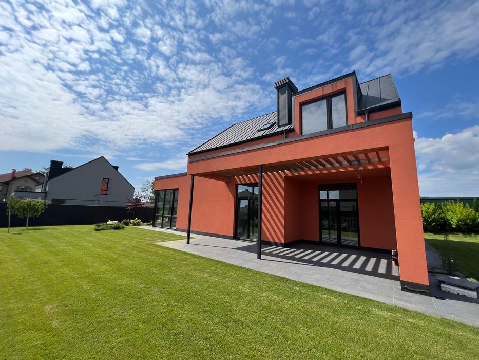 Будинок в закритому котеджному містечку з шикарним новим ремонтом