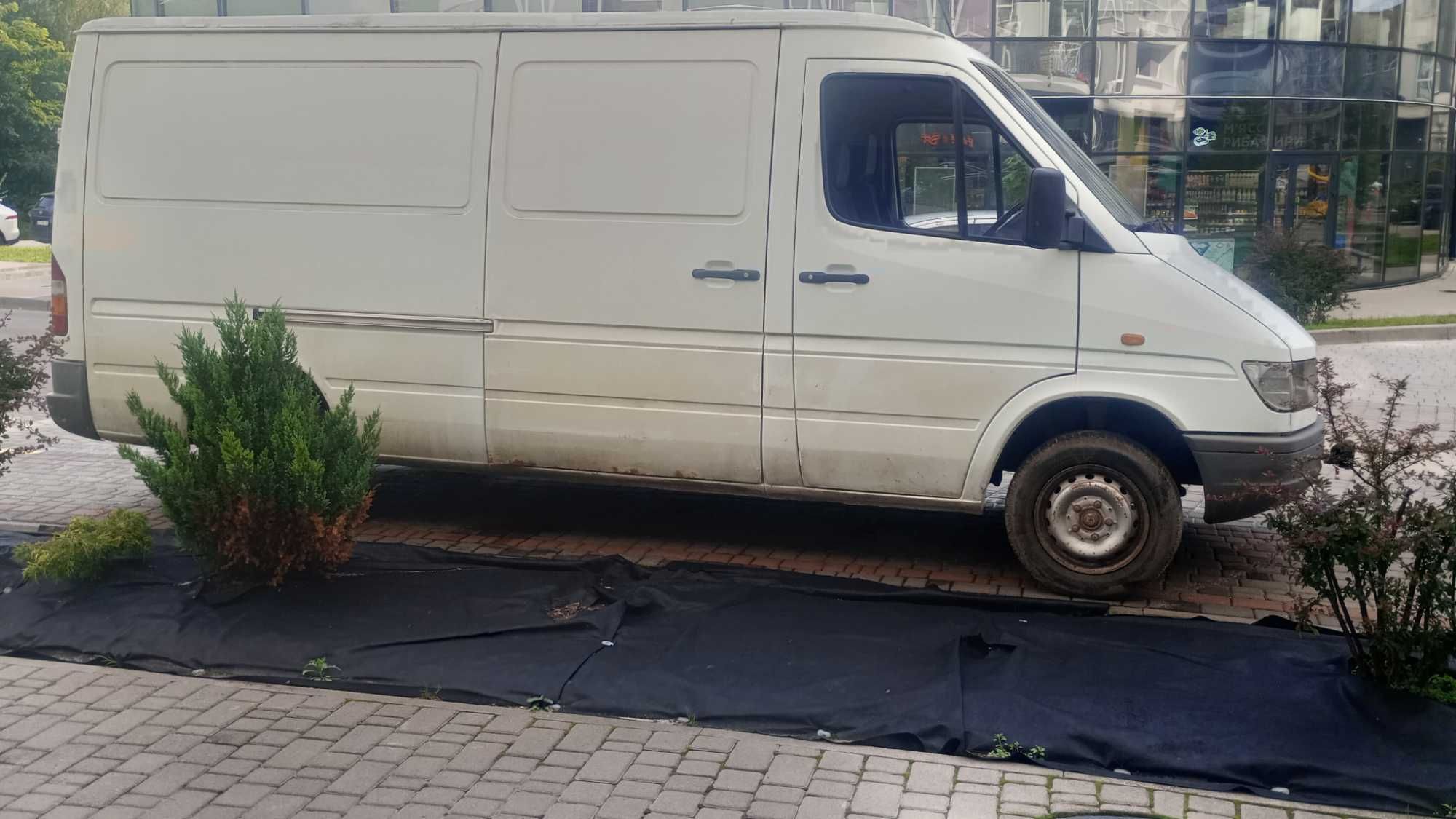 Автомобіль Мерседес спрінтер 208
