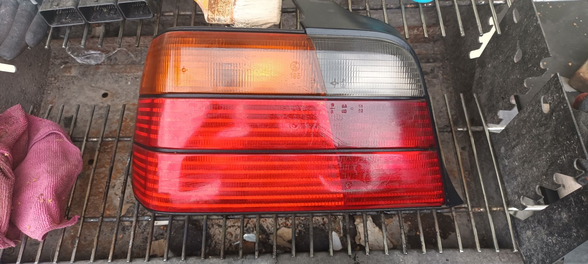 BMW E36 sedan lampa lewa tył wysyłka