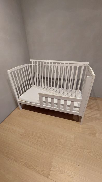 Łóżeczko 60x120 z materacem + barierka