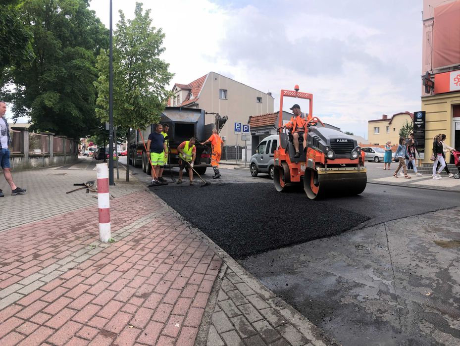 Asfaltowanie,termos do masy ,roboty drogowe,układanie asfaltu wielkop