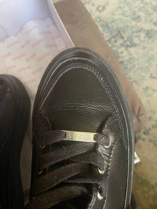 Niewiele używane buty skórzane Guess r.41, oryginalne pudełko