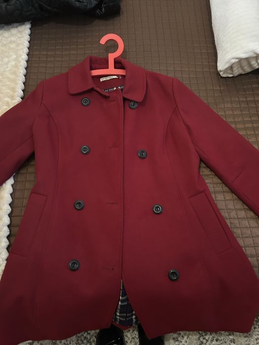 Plaszcz bordowy firmy Stradivarius
