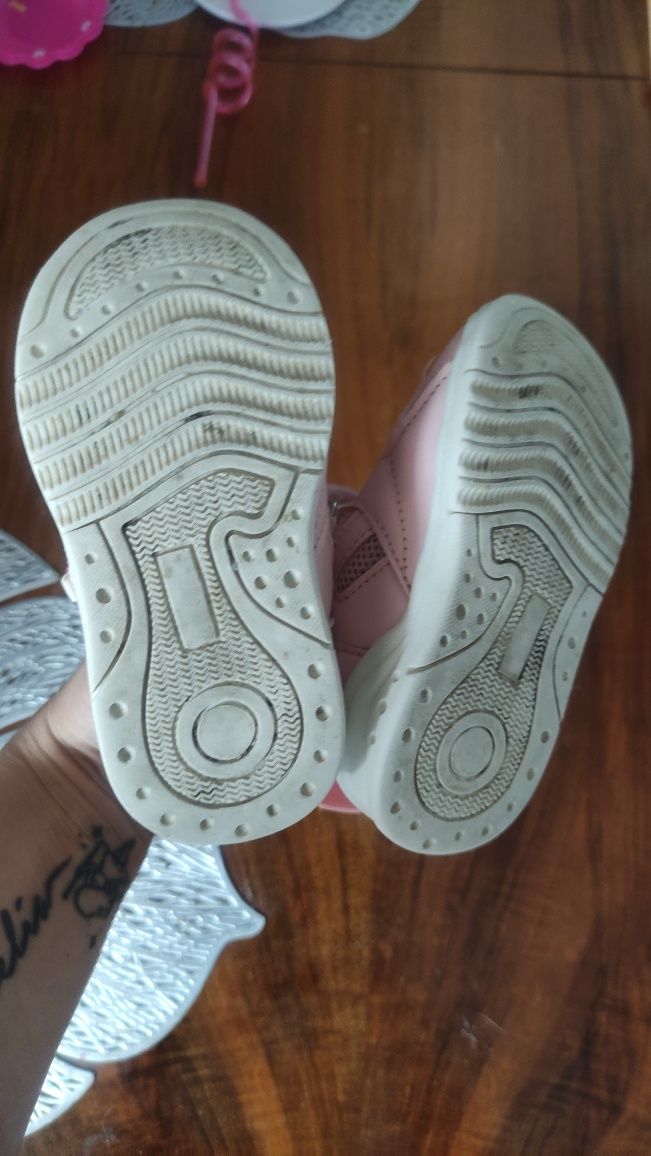 Adidasy dla dziewczynki rozm.22 wkładka 14 cm